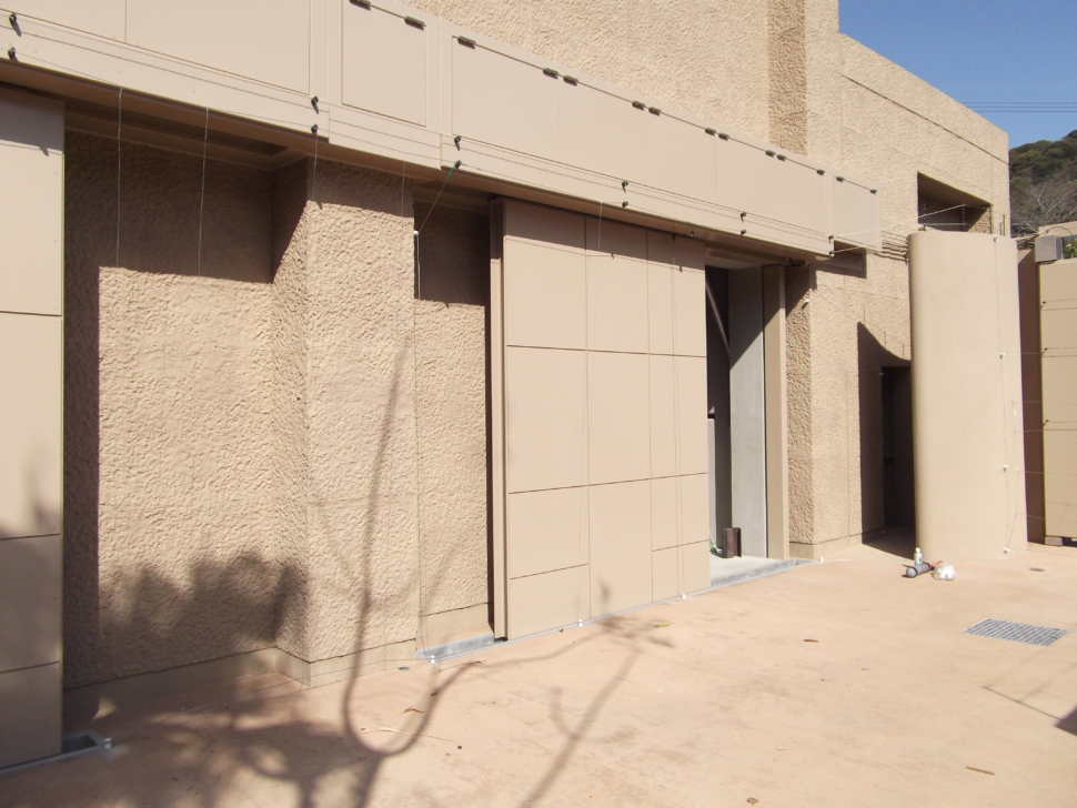 ゾウ舎向け大型特殊扉