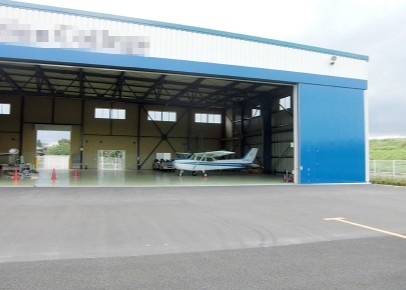 扉の開閉がスムーズな軽量化された横引き扉