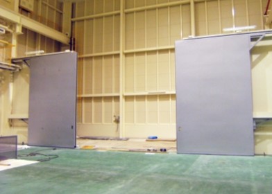 間仕切り用の電動式大型扉