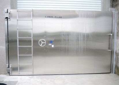 オールステンレス製の外観も美しい防水扉